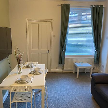 Kitchener - Wonderful 2-Bedroom Apt Sleeps 5 Free Parking Free Wifi Gateshead Luaran gambar