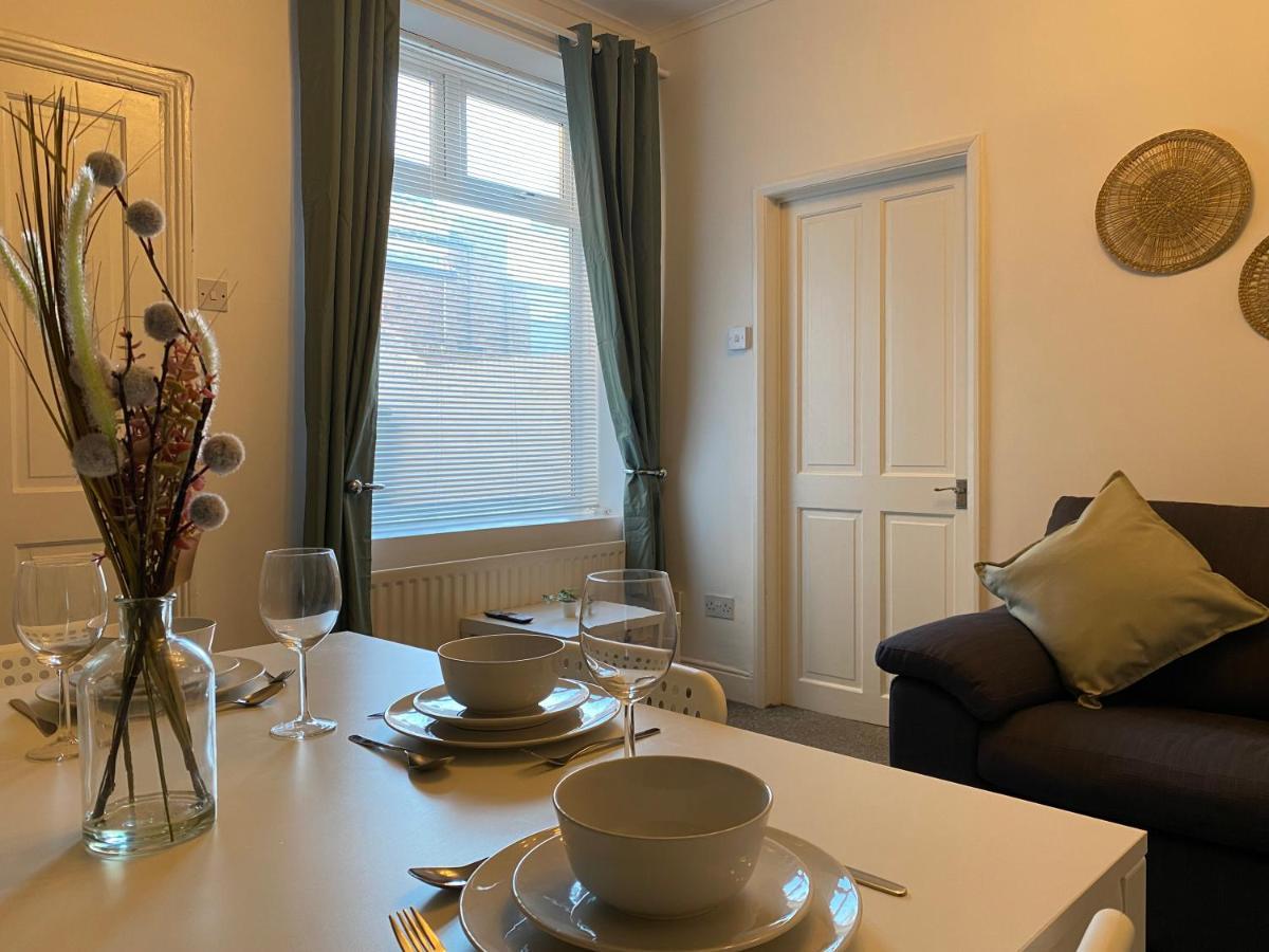 Kitchener - Wonderful 2-Bedroom Apt Sleeps 5 Free Parking Free Wifi Gateshead Luaran gambar