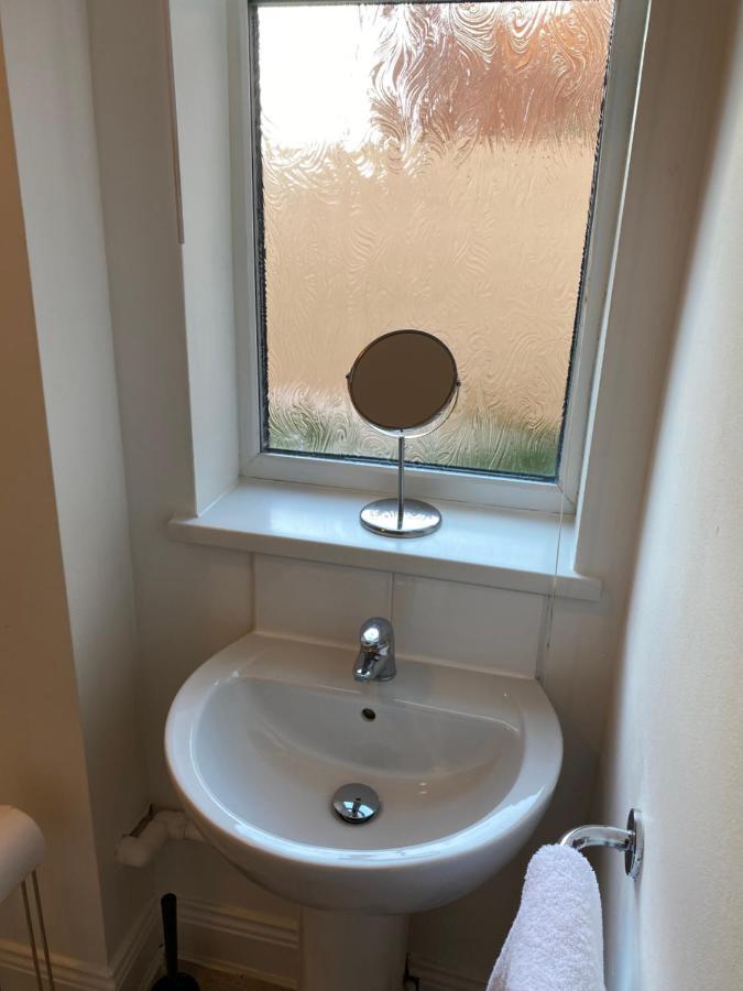 Kitchener - Wonderful 2-Bedroom Apt Sleeps 5 Free Parking Free Wifi Gateshead Luaran gambar